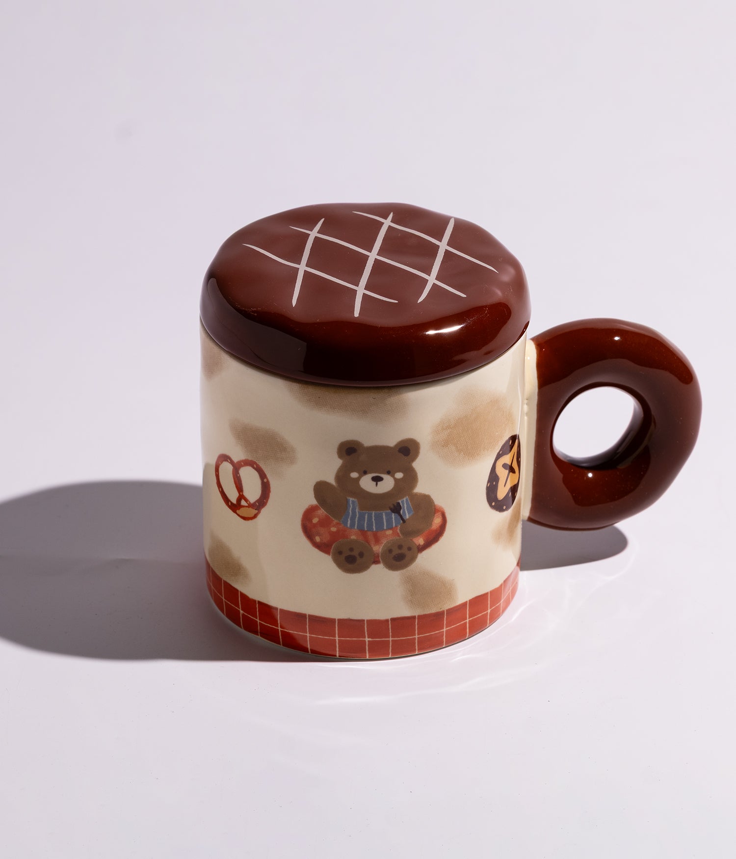 كوب سيراميك برسمة الدب الخباز مع غطاء بني لحفظ الحرارة
