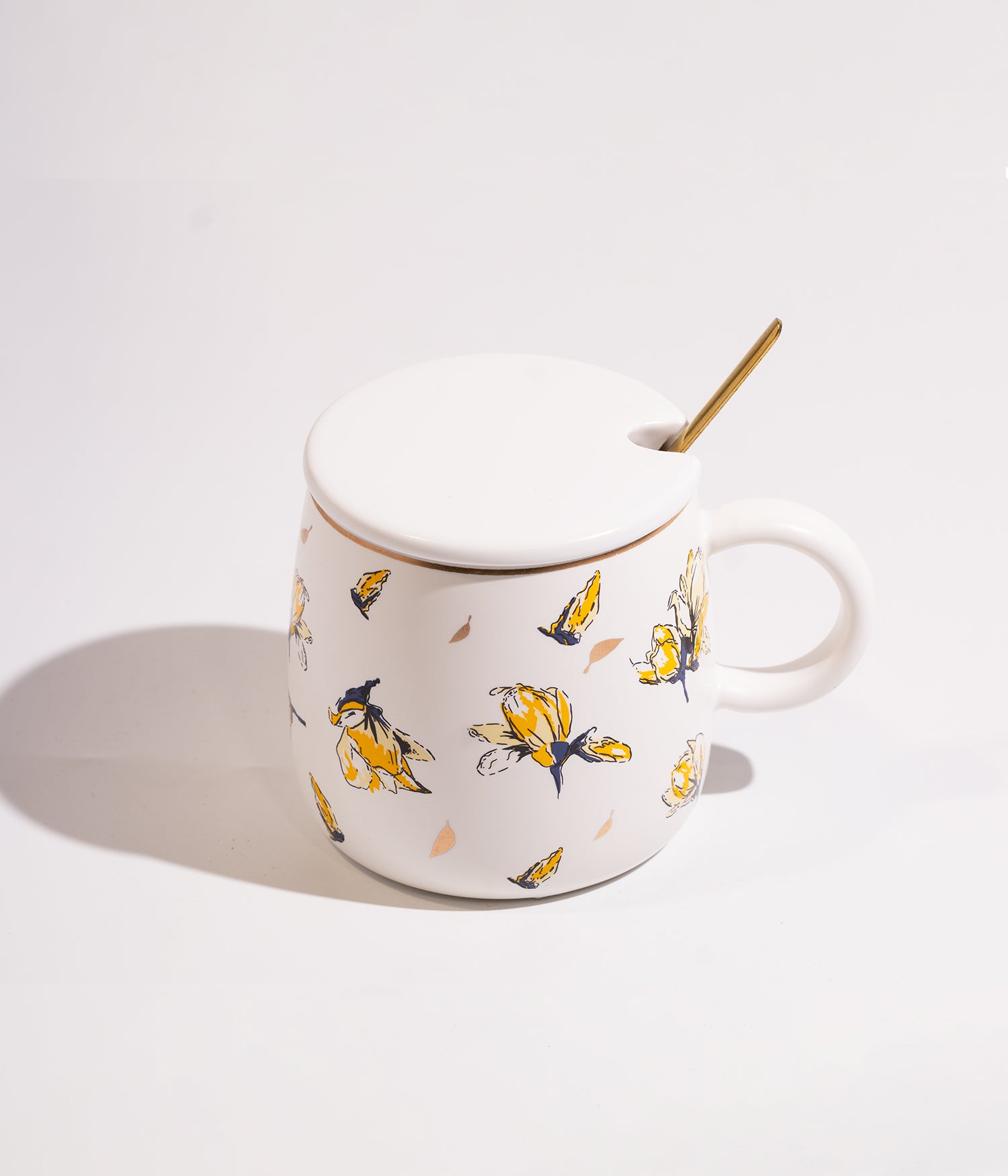 كوب سيراميك مزخرف بالورود الملونة مع ملعقة وغطاء لحفظ الحرارة