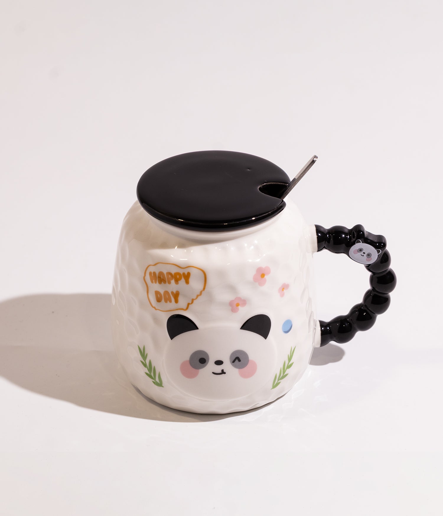 كوب سيراميك ابيض برسوم باندا مزوّد بغطاء اسود وملعقة