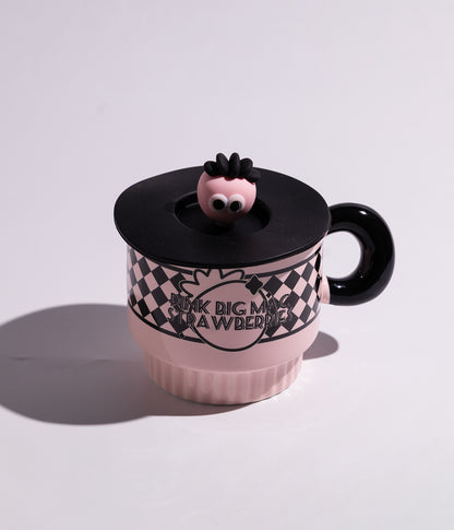 كوب سيراميك برسومات كرتونية مع غطاء عليه مجسم الفراول وملعقة