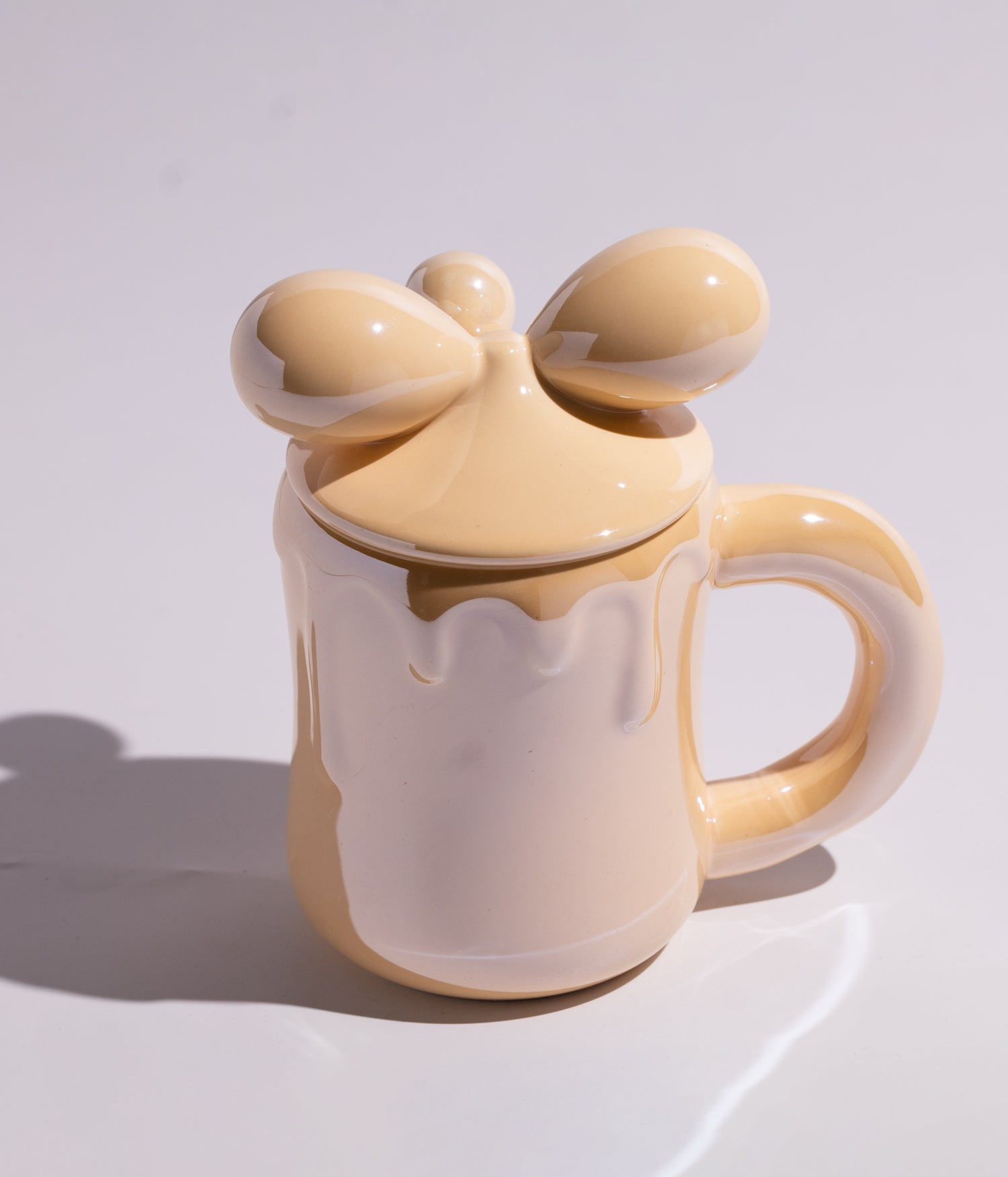 كوب قهوة سيراميك يأتي مع غطاء بتصميم فيونكة وملعقة