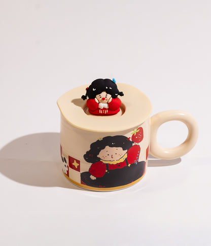 كوب سيراميك بغطاء عليه مجسم فتاة صغيرة مرحة
