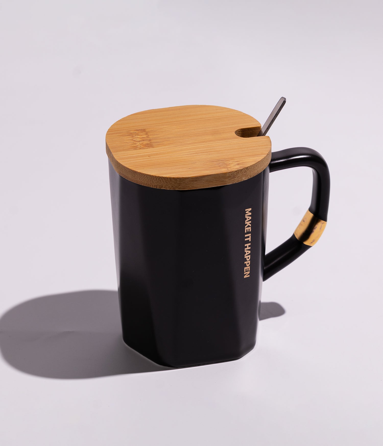 كوب قهوة سيراميك بتصميم خطوط مائلة مع غطاء خشبي وملعقة