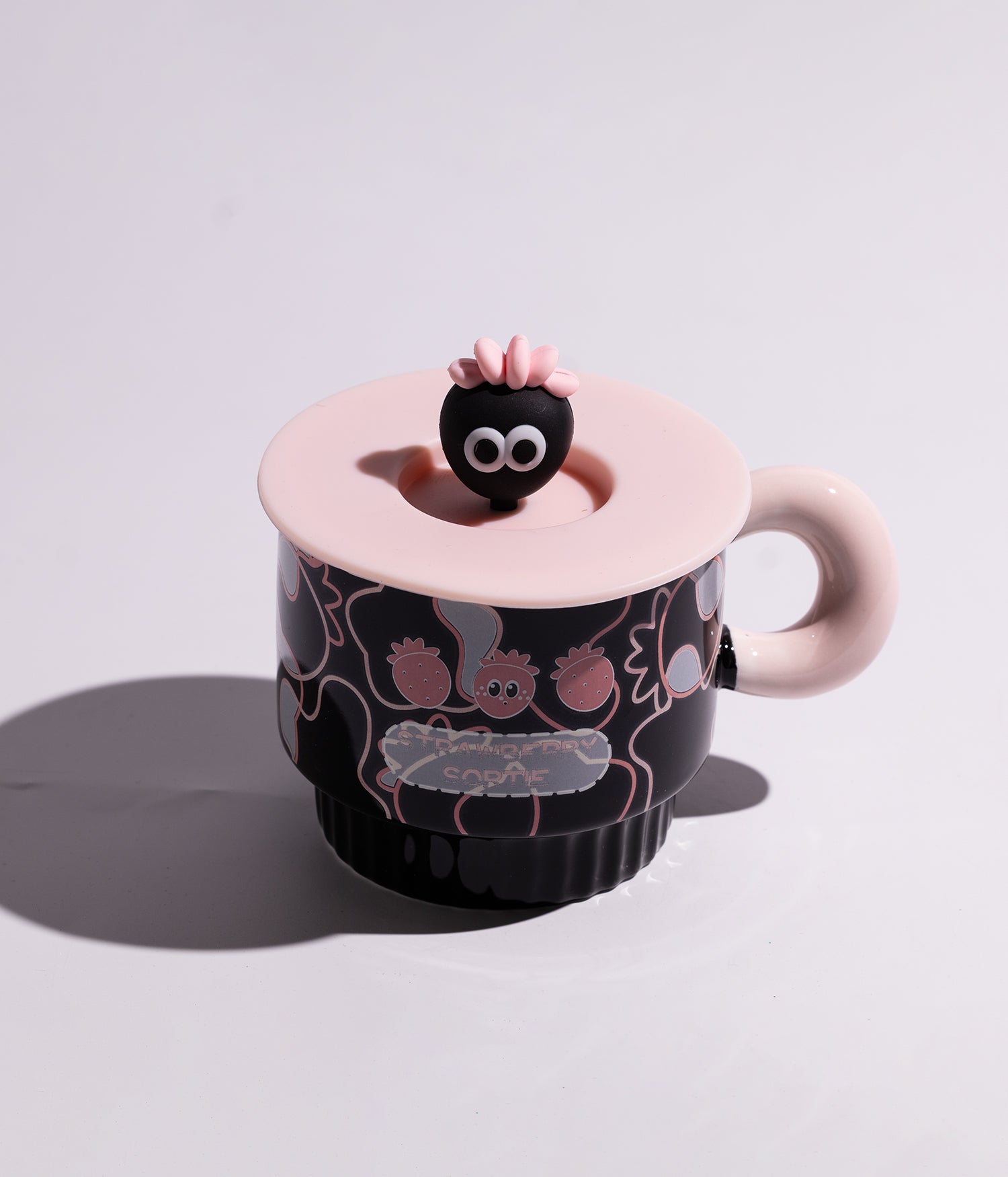 كوب سيراميك برسومات كرتونية مع غطاء عليه مجسم الفراول وملعقة