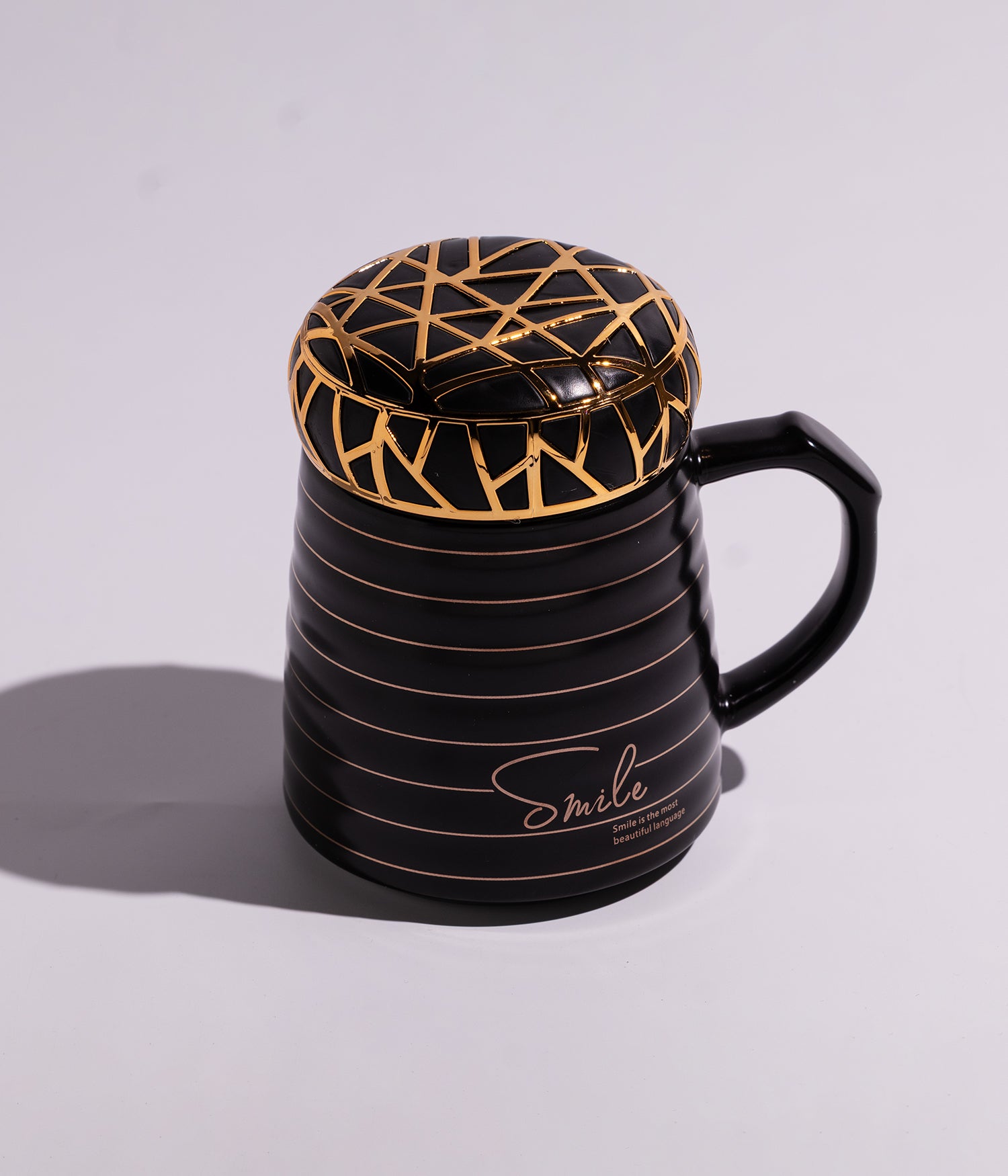 كوب سيراميك سمايل بغطاء ذهبي محكم الاغلاق