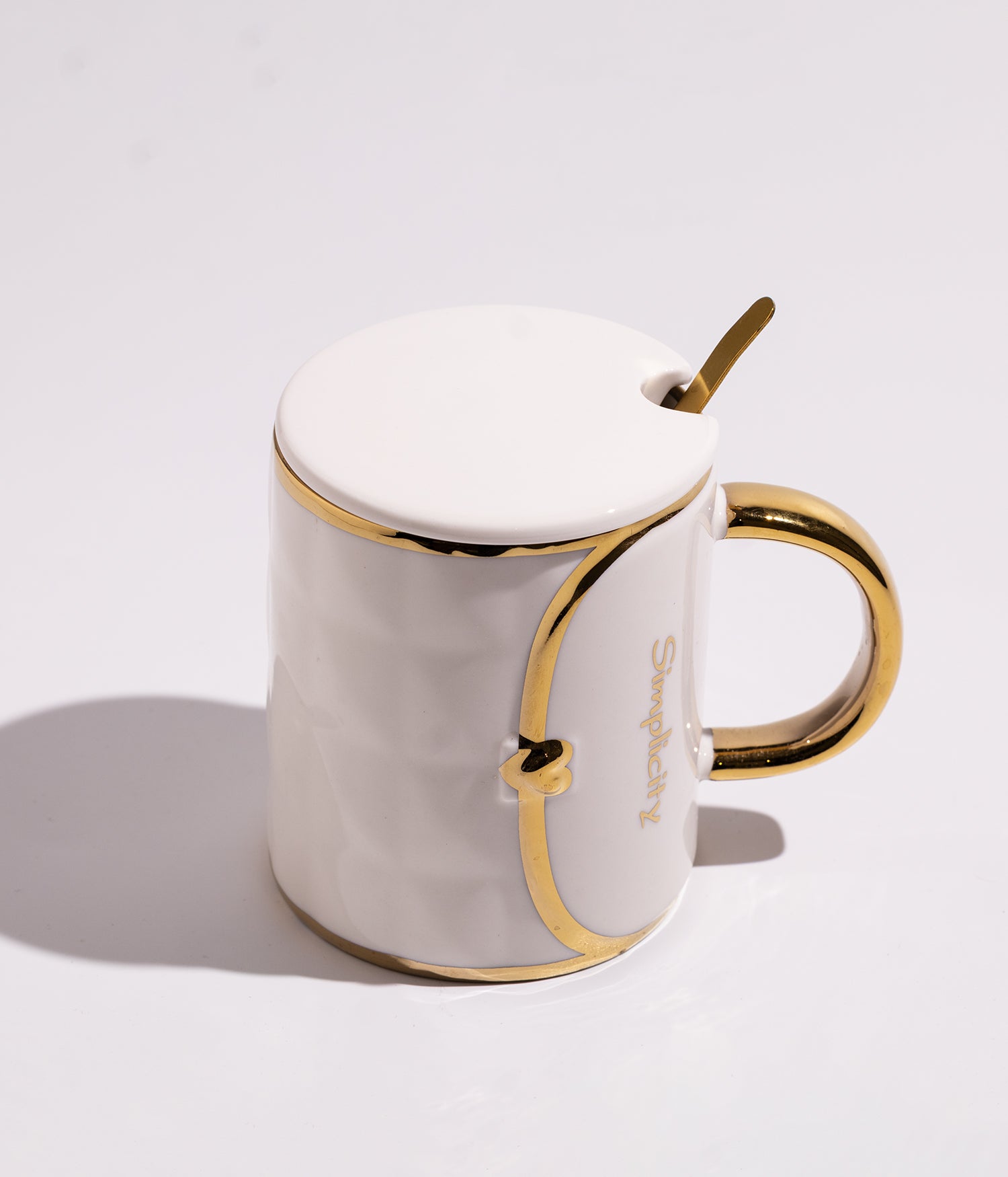 كوب سيراميك بتصميم رسالة مع خطوط ذهبية بغطاء وملعقة