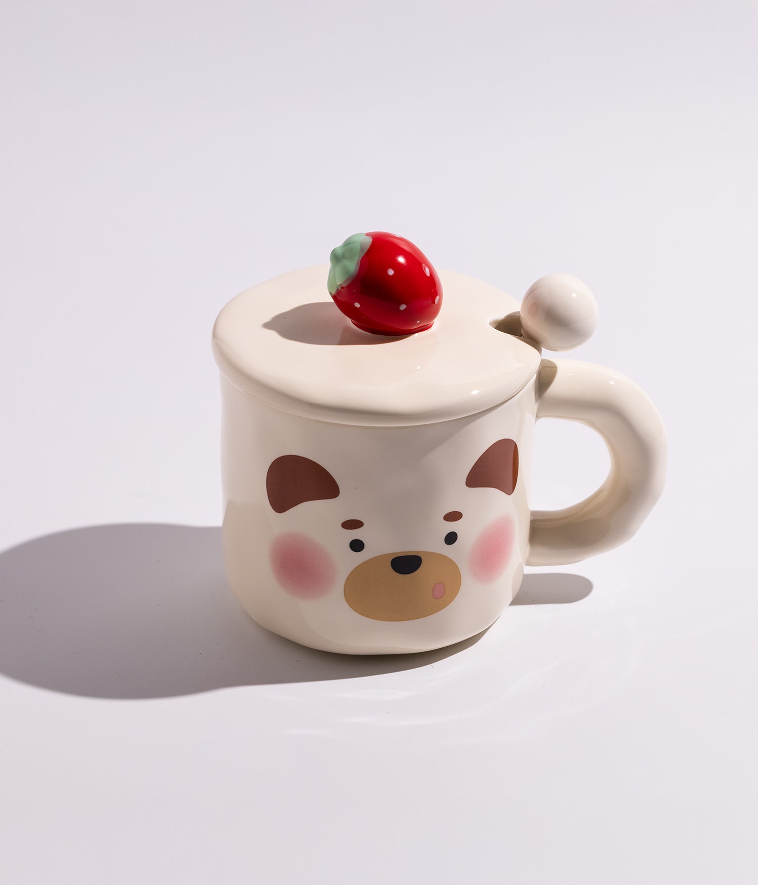 كوب سيراميك بتصميم وجه الدب ومجسم الفراولة على الغطاء مع ملعقة