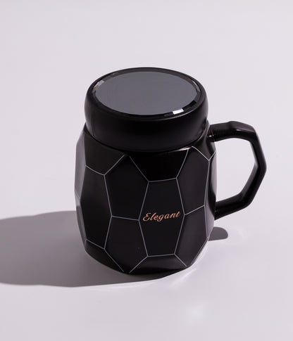 كوب سيراميك بتصميم هندسي مع غطاء محكم لحفظ الحرارة