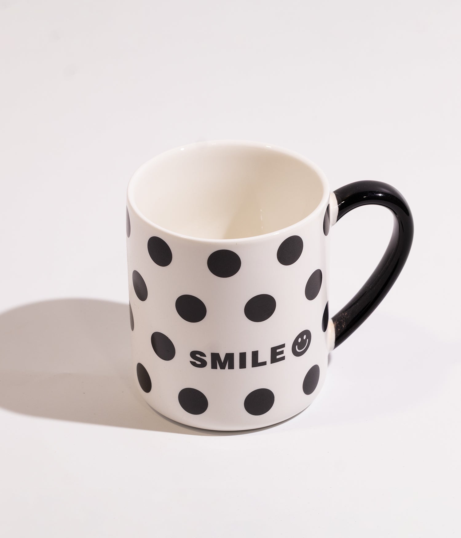 كوب قهوة سيراميك بتصميم نقط وكتابة SMILE مع غطاء وملعقة