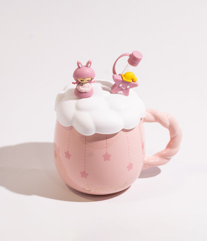 كوب قهوة سيراميك برسمات نجوم وبغطاء على شكل غيمة مع مزاز