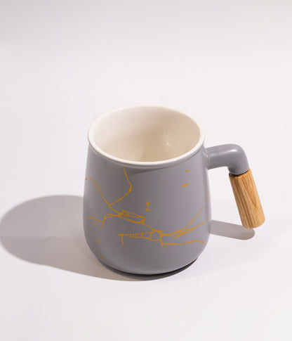 كوب سيراميك رمادي بخطوط ذهبية مع ملعقة وغطاء ومقبض خشبي