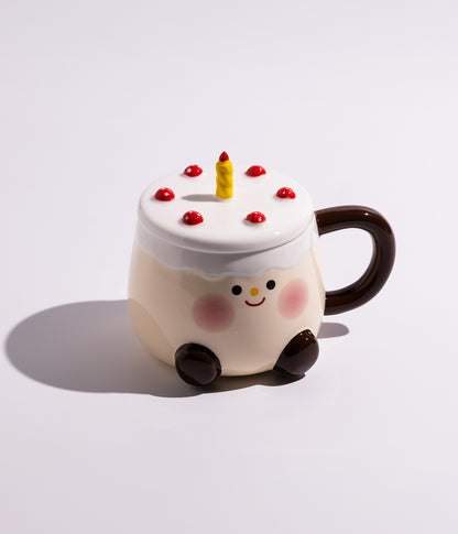 كوب سيراميك بتصميم قالب كيك على الغطاء وشمعة في الوسط