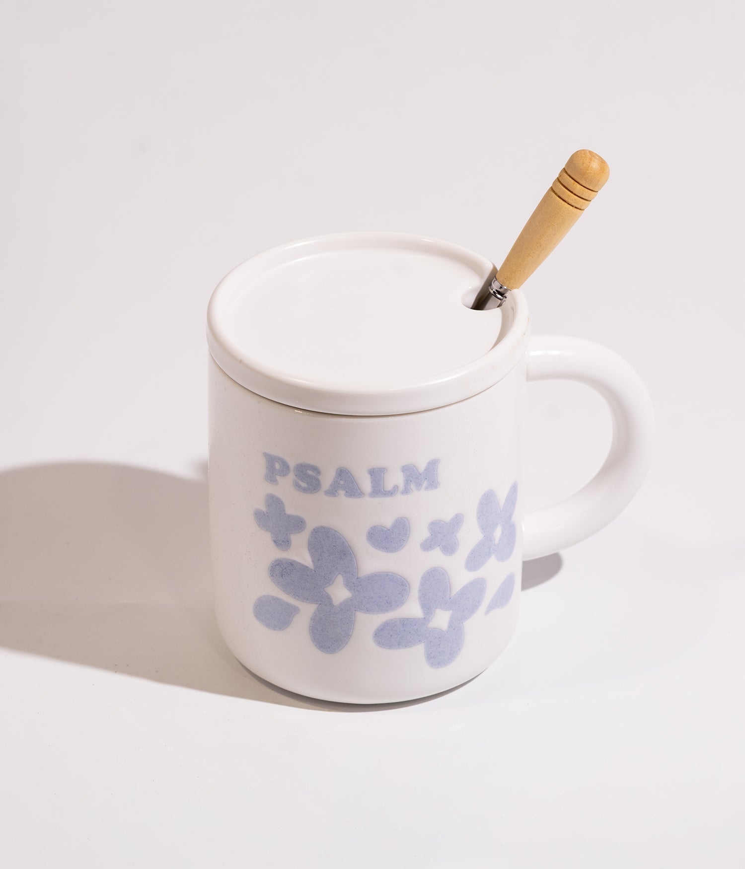 كوب قهوة سيراميك بتصميم ورود ملونة مع ملعقة خشبية وغطاء