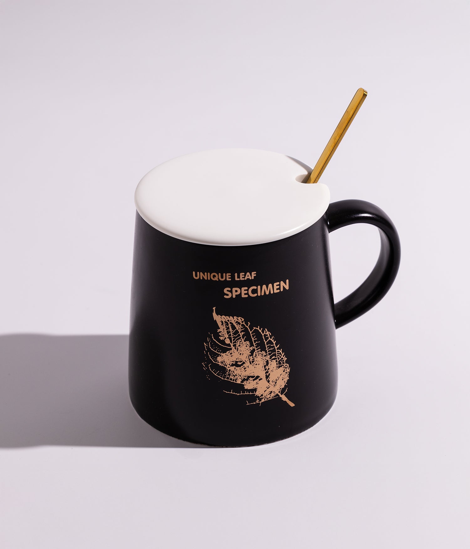 كوب سيراميك بتصميم ورق شجر باللون الذهبي مع غطاء وملعقة