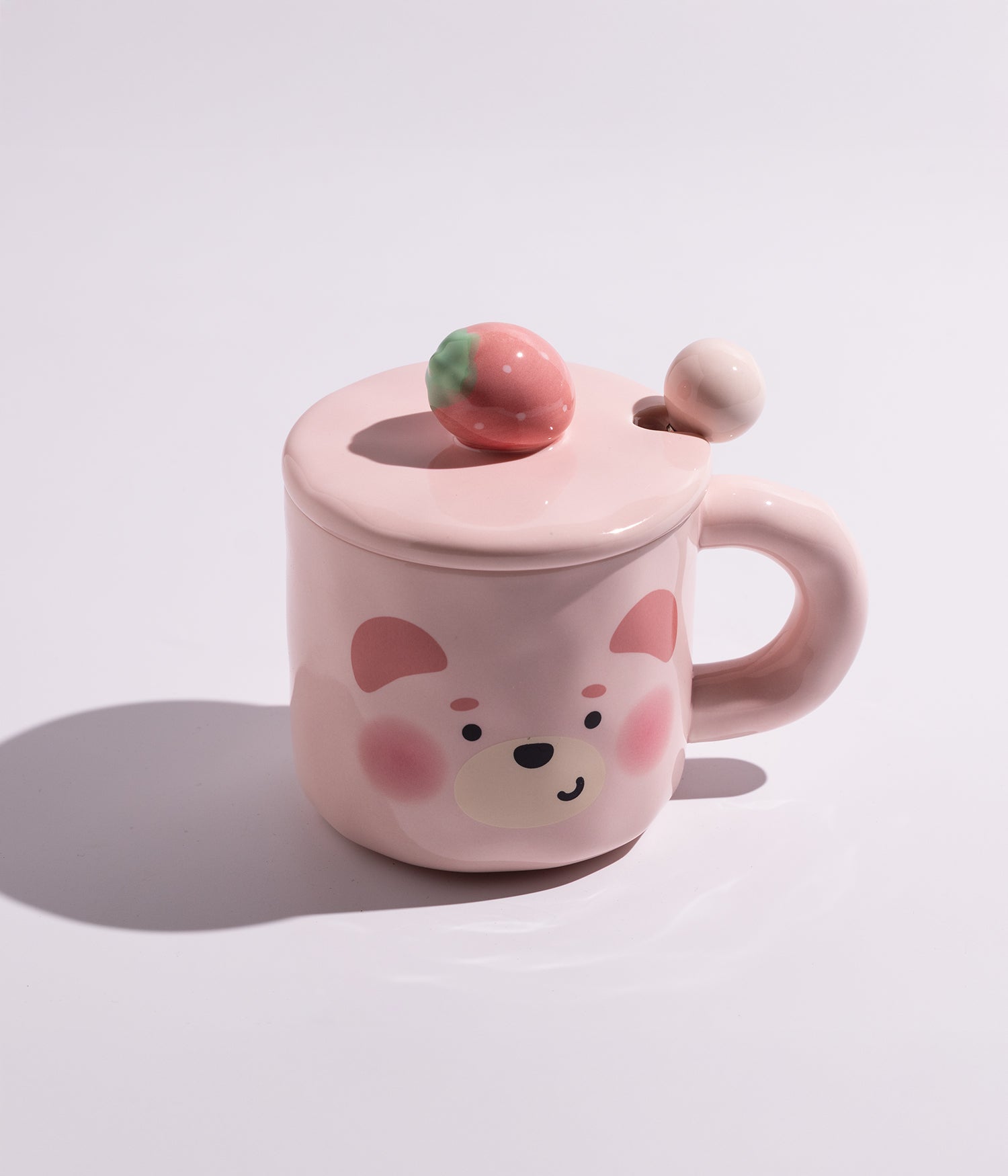 كوب سيراميك بتصميم وجه الدب ومجسم الفراولة على الغطاء مع ملعقة