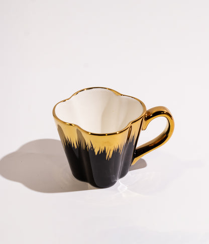 فنجان قهوة بتصميم ذهبي أنيق مع قاعدة وملعقة