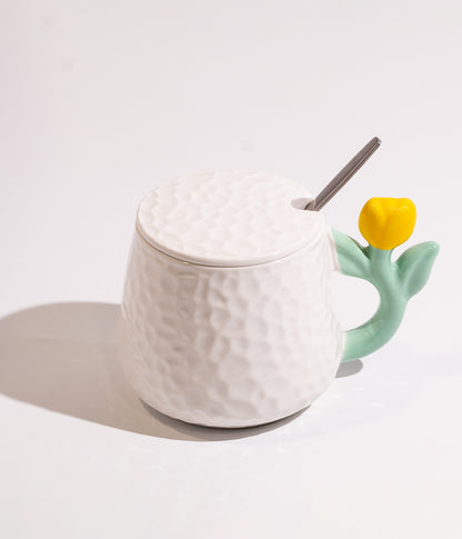 كوب سيراميك أبيض بتصميم مقبض الوردة الملونة مع غطاء وملعقة