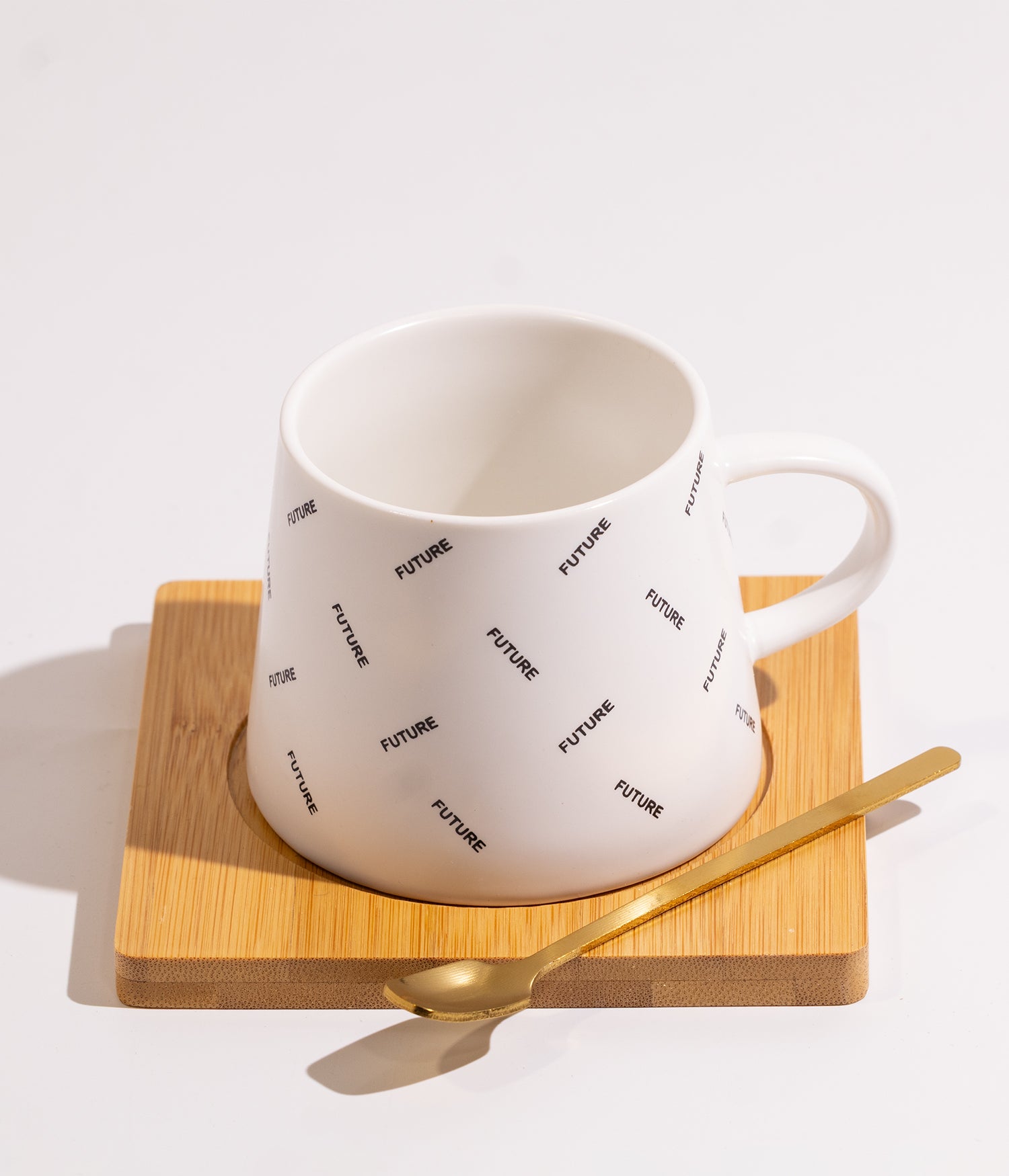 فنجان سيراميك أنيق مع قاعدة خشبية وملعقة ذهبية