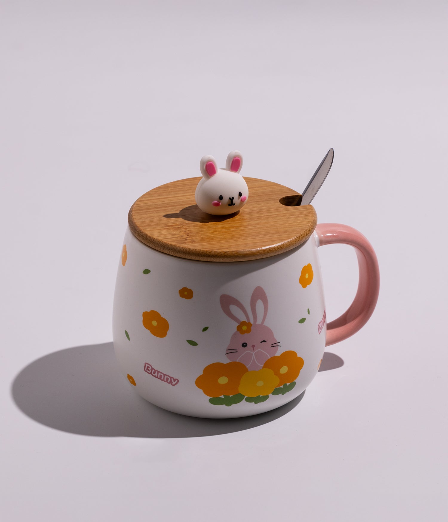 كوب سيراميك برسومات أرانب وردية مع غطاء خشبي وملعقة