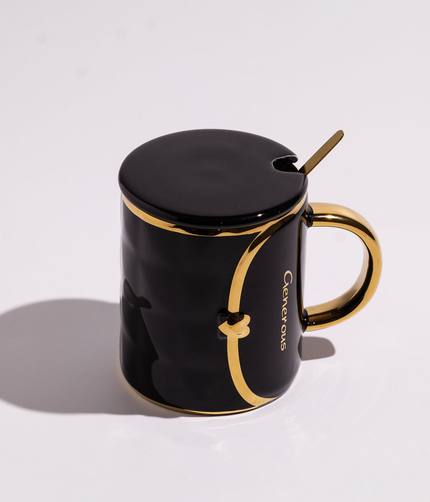 كوب سيراميك بتصميم رسالة مع خطوط ذهبية بغطاء وملعقة