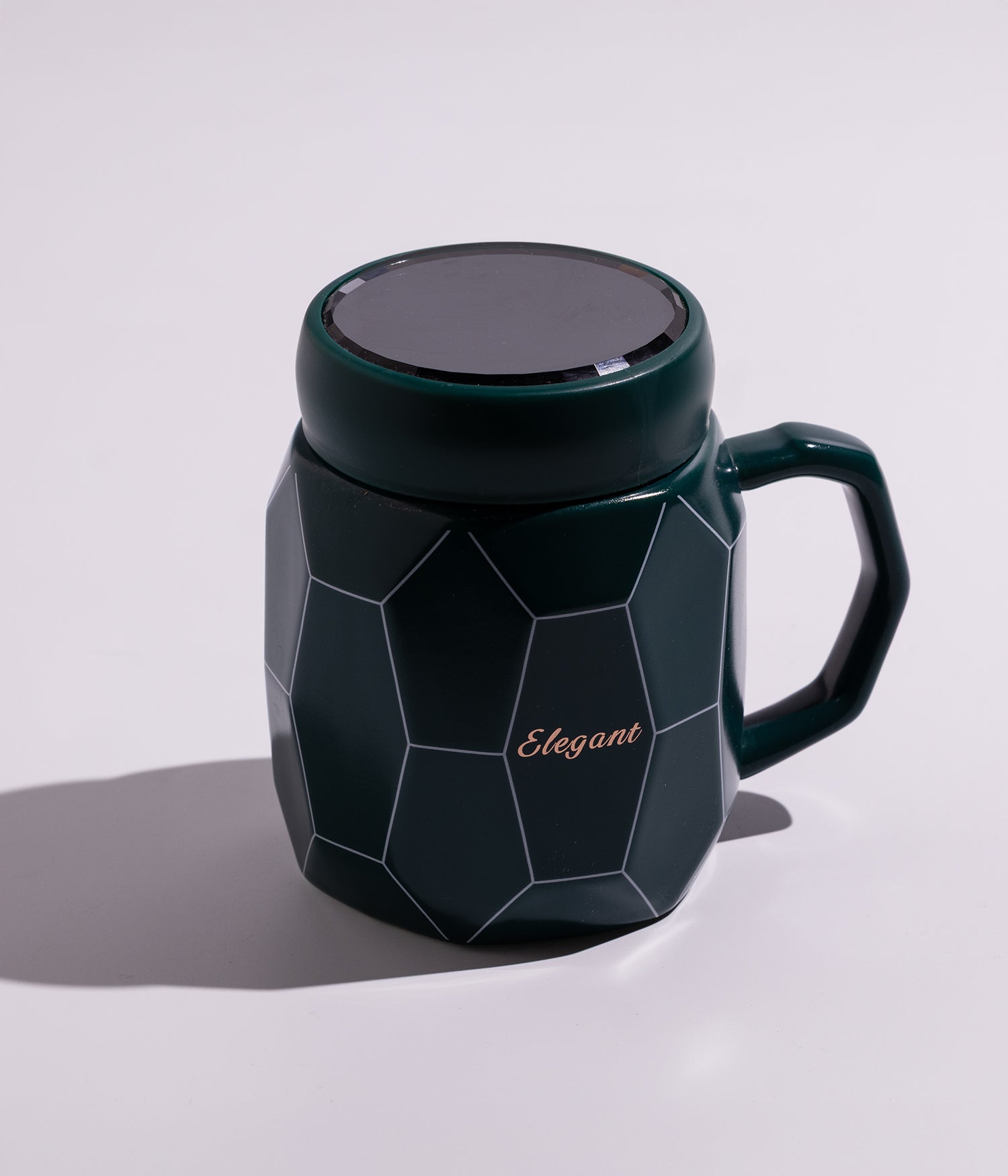 كوب سيراميك بتصميم هندسي مع غطاء محكم لحفظ الحرارة