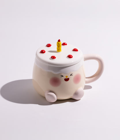 كوب سيراميك بتصميم قالب كيك على الغطاء وشمعة في الوسط