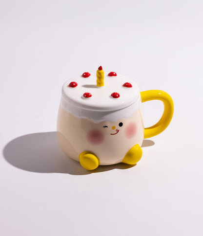 كوب سيراميك بتصميم قالب كيك على الغطاء وشمعة في الوسط