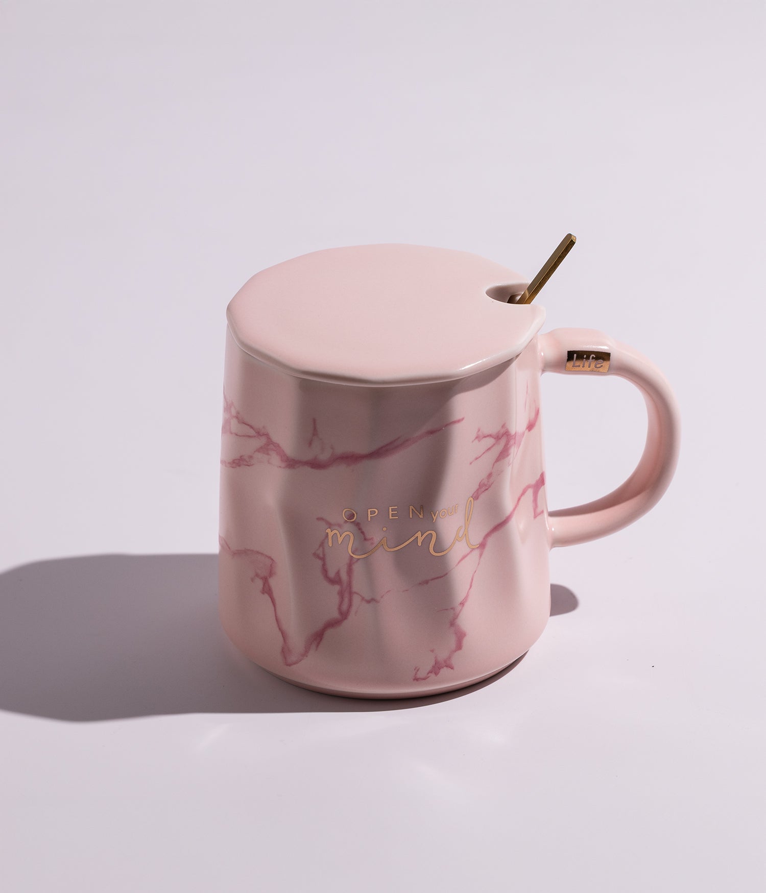 كوب سيراميك بتصميم خطوط ملونة مع غطاء وملعقة