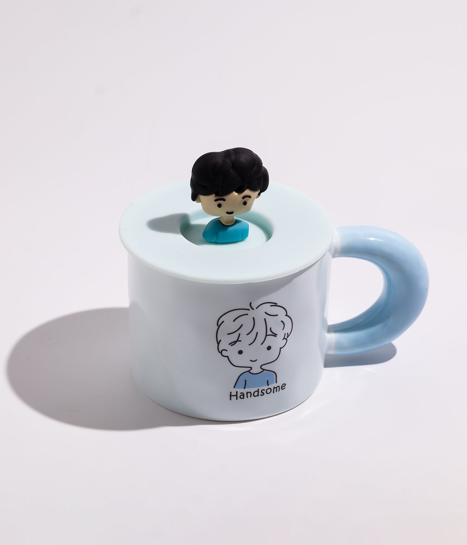 كوب سيراميك بغطاء عليه مجسم فتى وفتاة صغيرة مرحة
