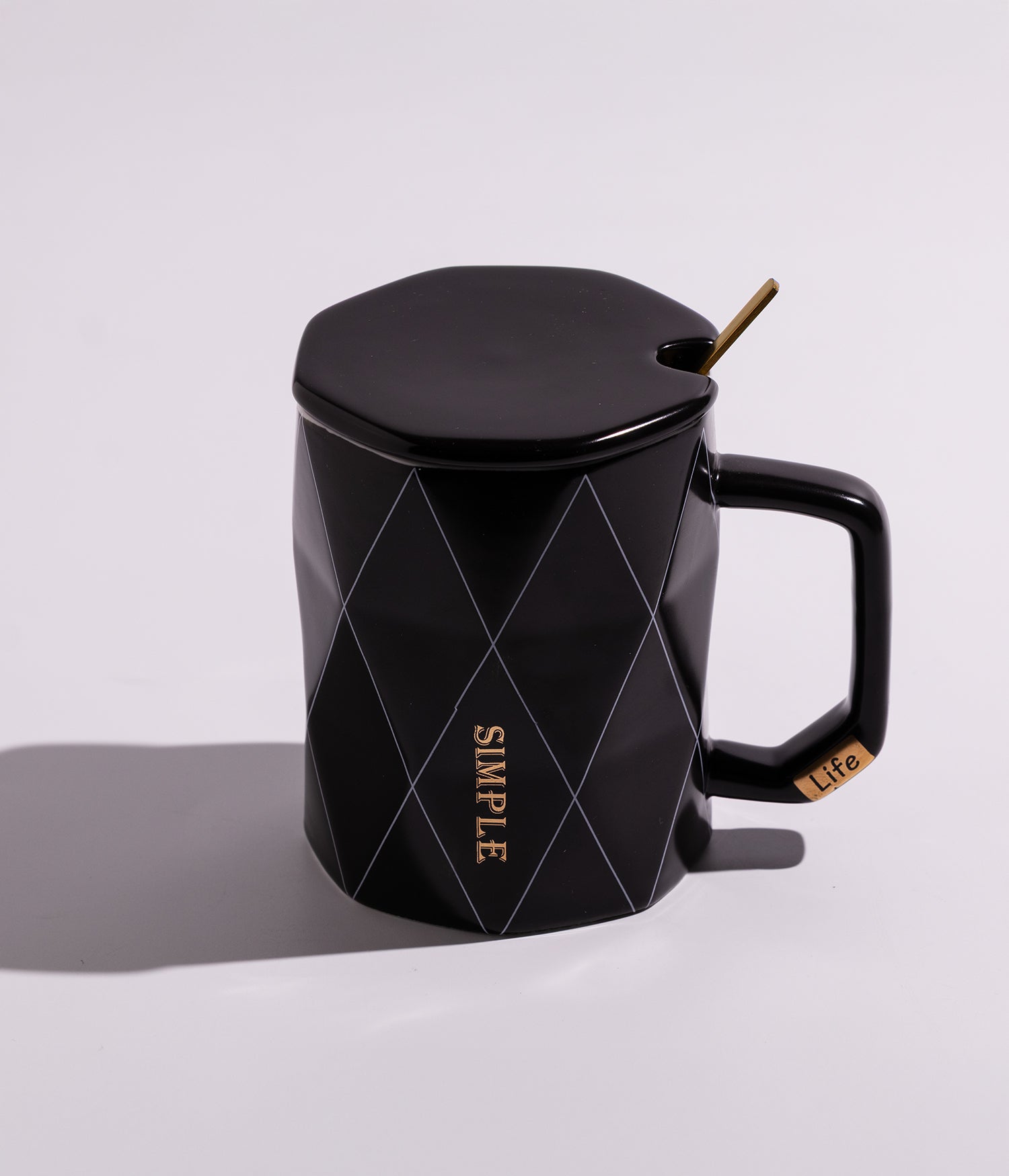 كوب سيراميك بتصميم خطوط هندسية مع غطاء وملعقة