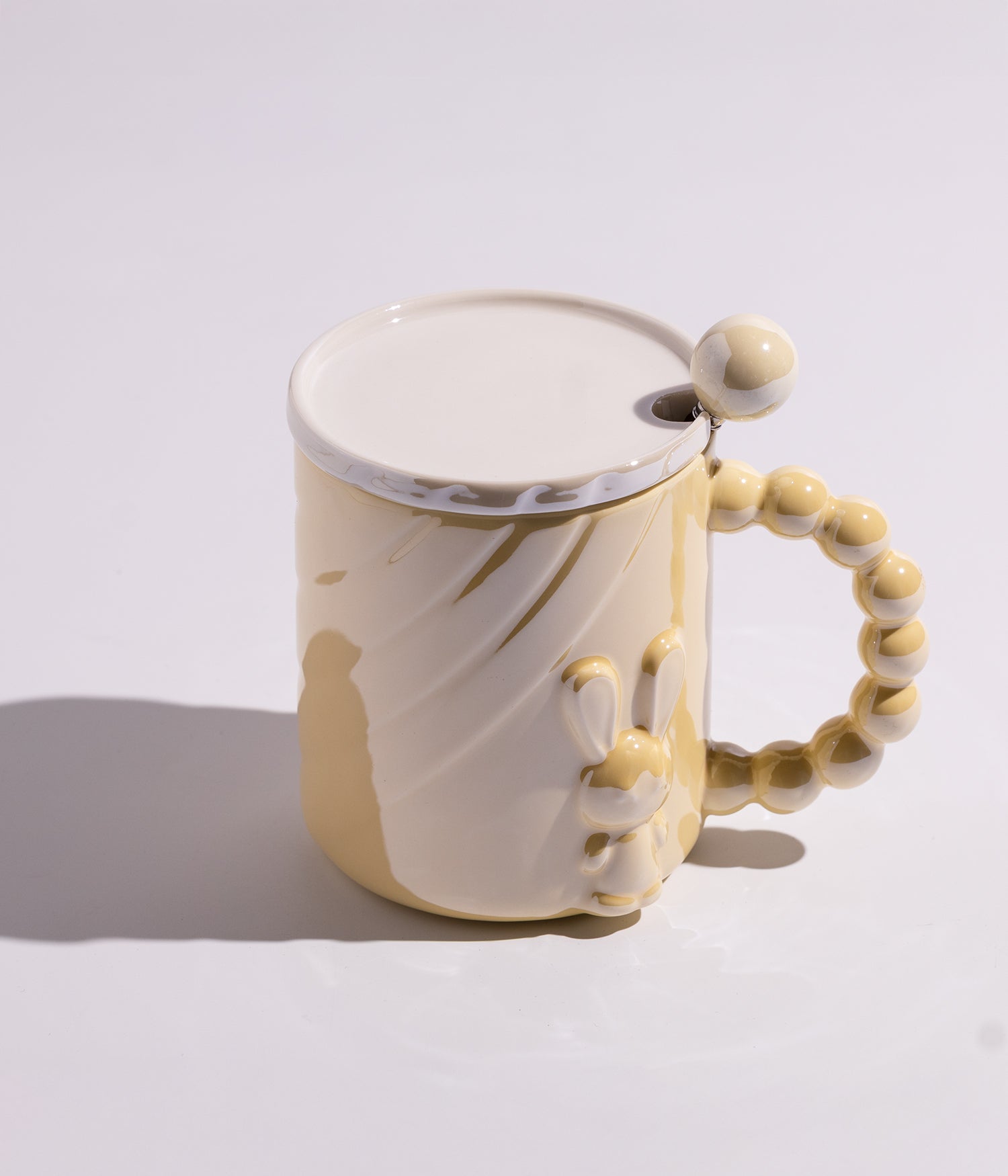 كوب سيراميك بتصميم أرنب مع مقبض لؤلؤي وبغطاء وملعقة