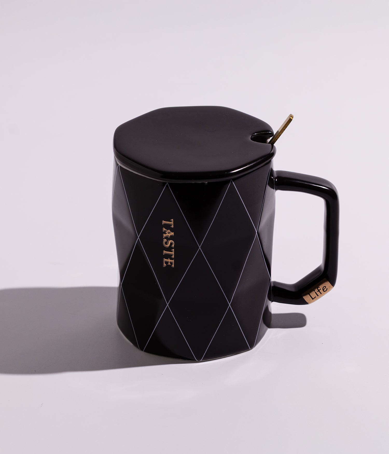 كوب سيراميك بتصميم خطوط هندسية مع غطاء وملعقة