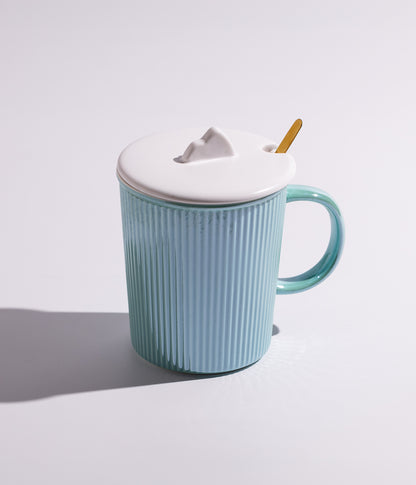 كوب سيراميك مخطط بغطاء أبيض مع معلقة ذهبية