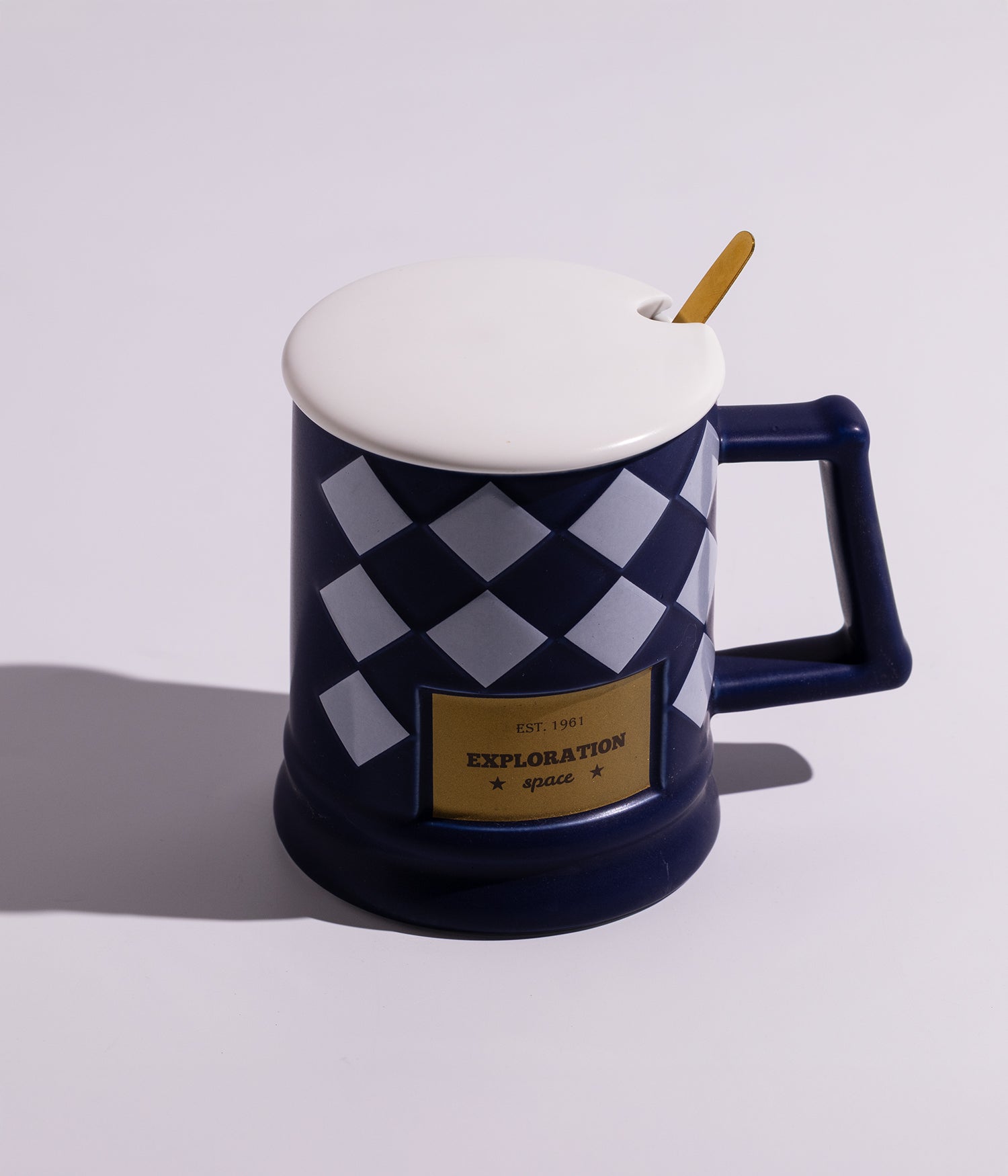 كوب سيراميك بتصميم مربعات هندسية مع غطاء وملعقة