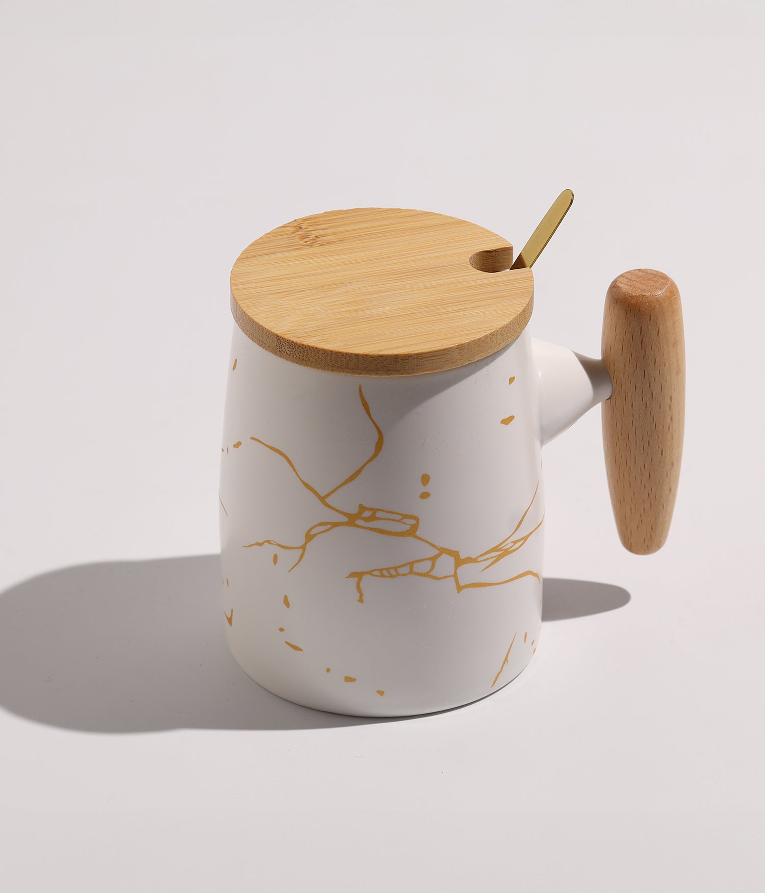 كوب سيراميك بخطوط ذهبية مع ملعقة وغطاء خشبي