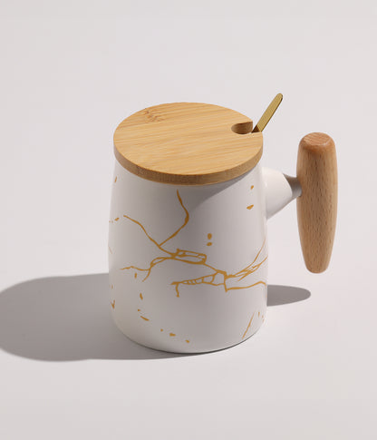 كوب سيراميك بخطوط ذهبية مع ملعقة وغطاء خشبي