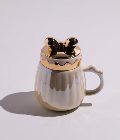 كوب سيراميك بتصميم فيونكة على الغطاء