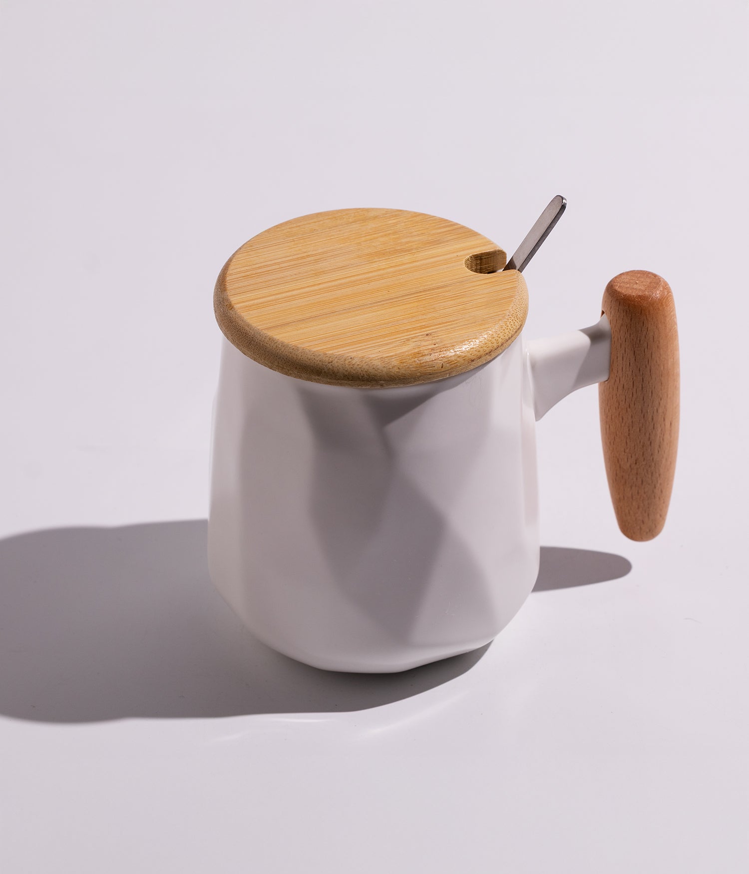 كوب سيراميك سادة بمقبض وغطاء خشبي وملعقة