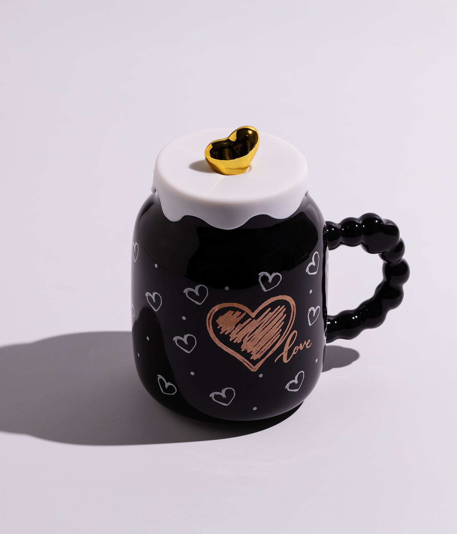 كوب سيراميك بتصميم قلوب مع غطاء محكم الاغلاق