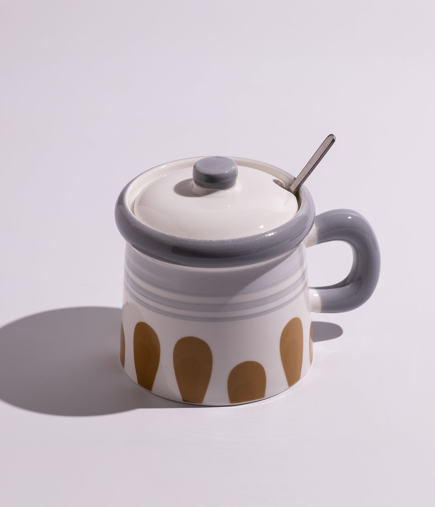 كوب سيراميك بتصميم فريد مع غطاء وملعقة