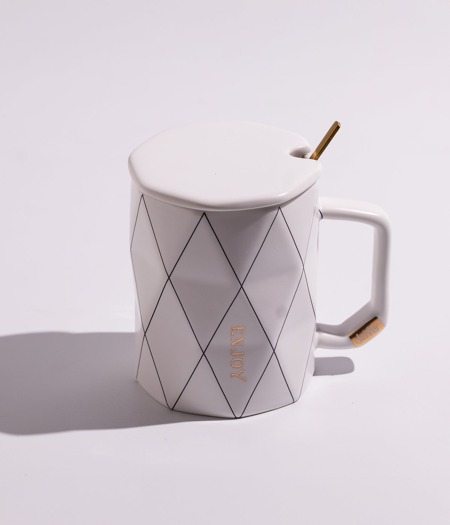 كوب سيراميك بتصميم خطوط هندسية مع غطاء وملعقة