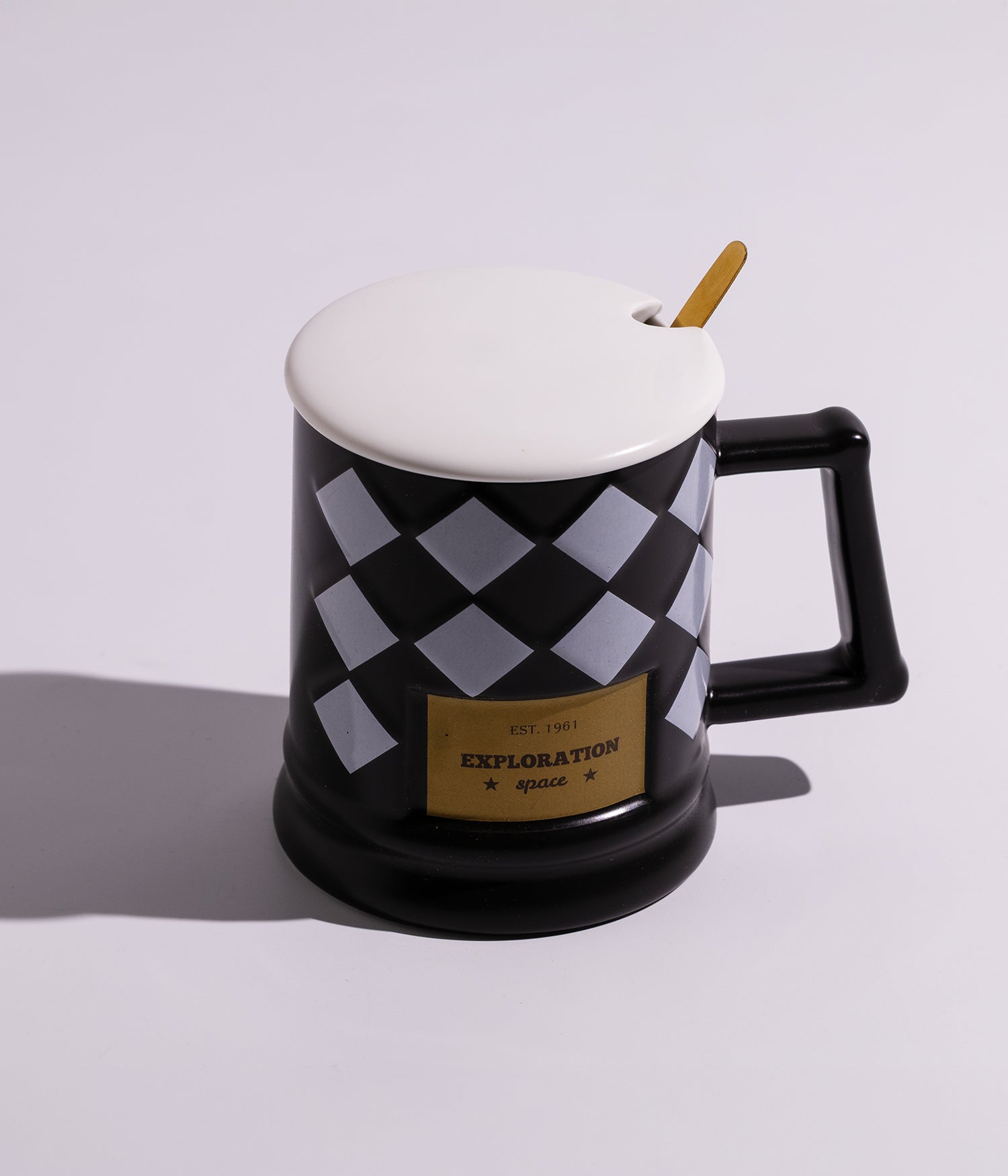 كوب سيراميك بتصميم مربعات هندسية مع غطاء وملعقة