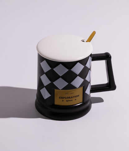 كوب سيراميك بتصميم مربعات هندسية مع غطاء وملعقة