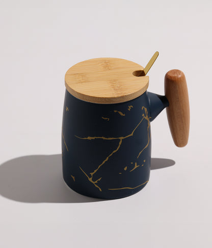 كوب سيراميك بخطوط ذهبية مع ملعقة وغطاء خشبي