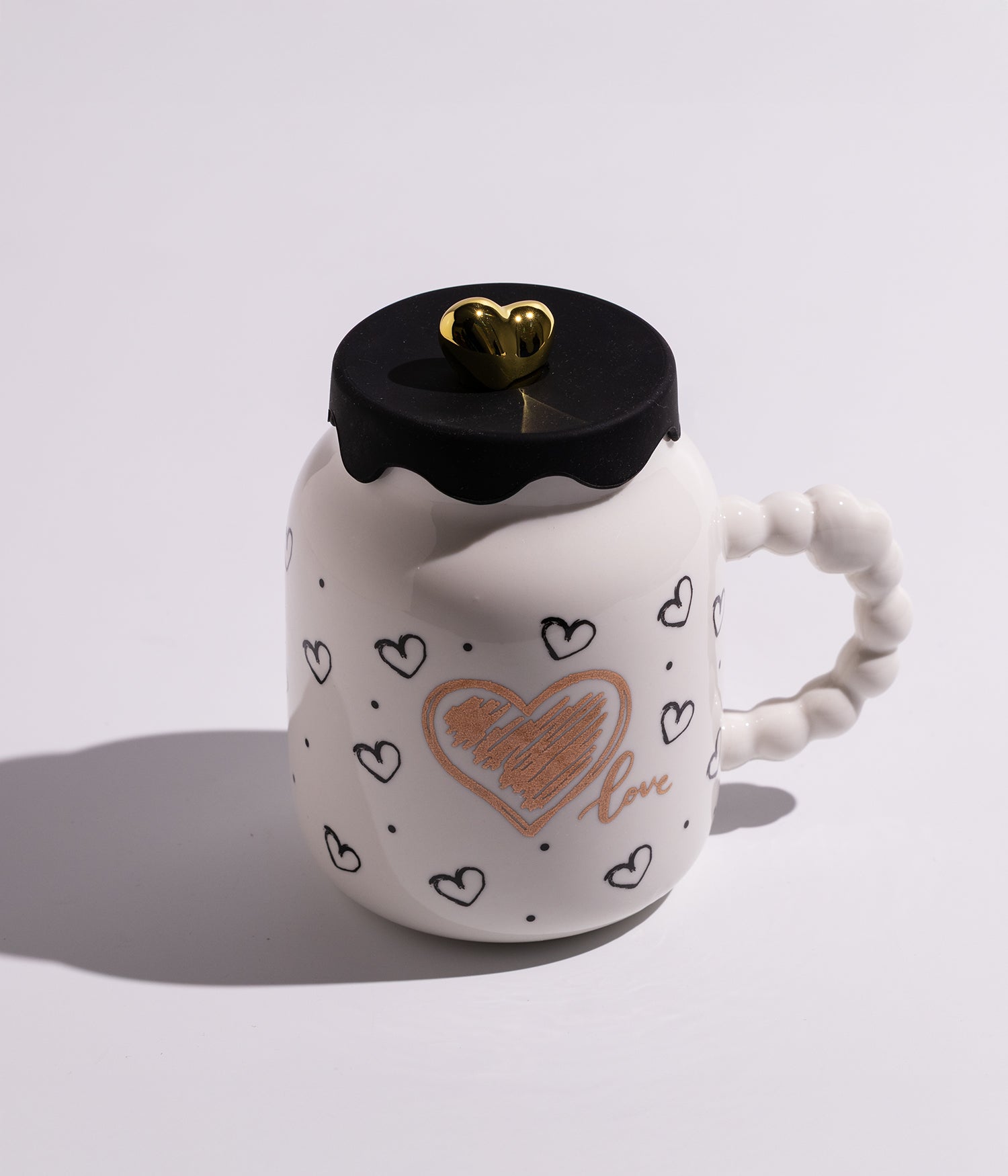 كوب سيراميك بتصميم قلوب مع غطاء محكم الاغلاق