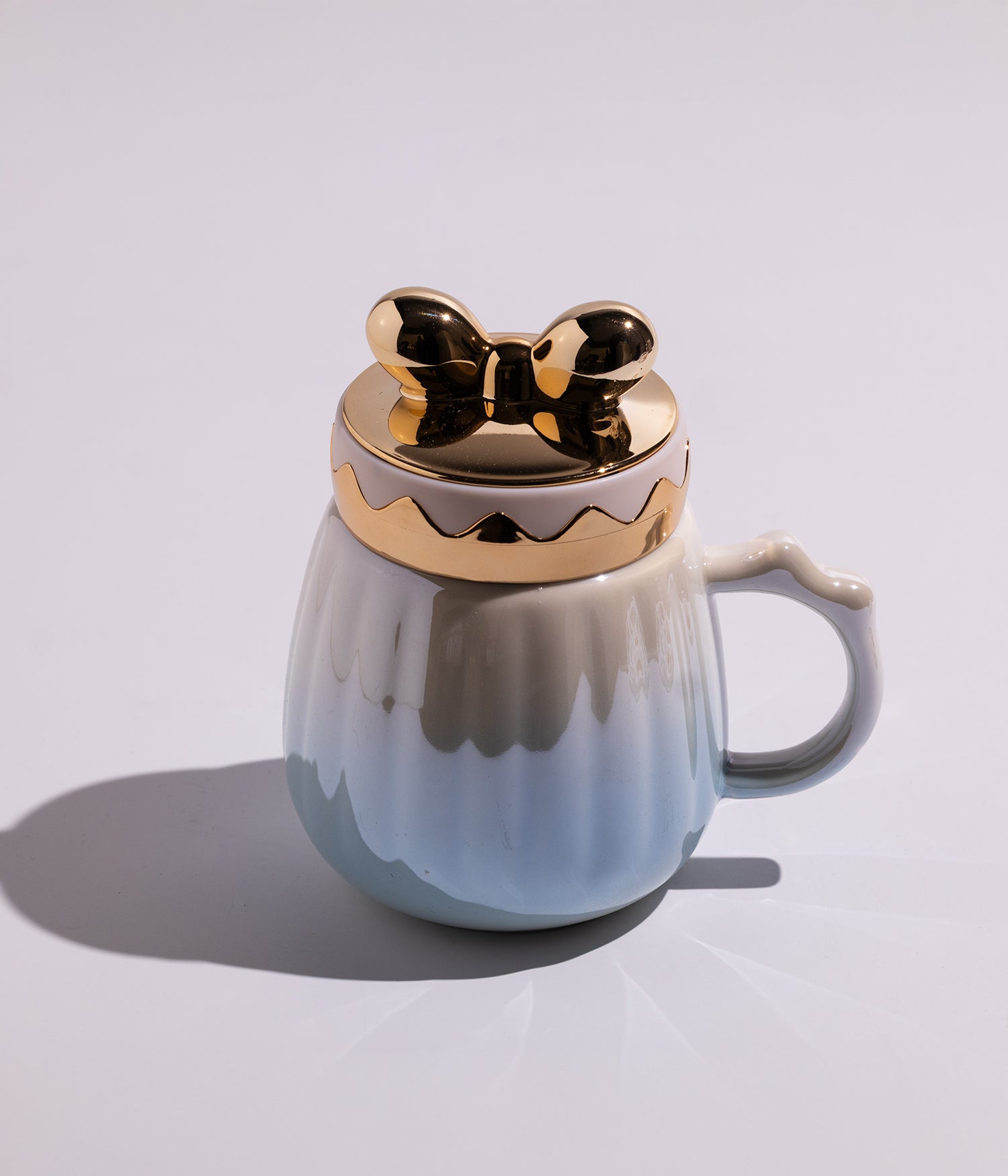 كوب سيراميك بتصميم فيونكة على الغطاء