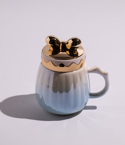 كوب سيراميك بتصميم فيونكة على الغطاء