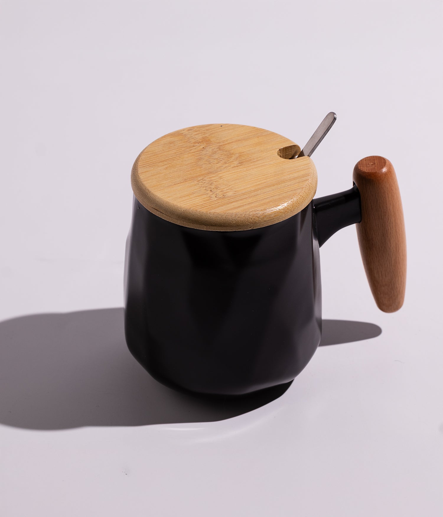 كوب سيراميك سادة بمقبض وغطاء خشبي وملعقة