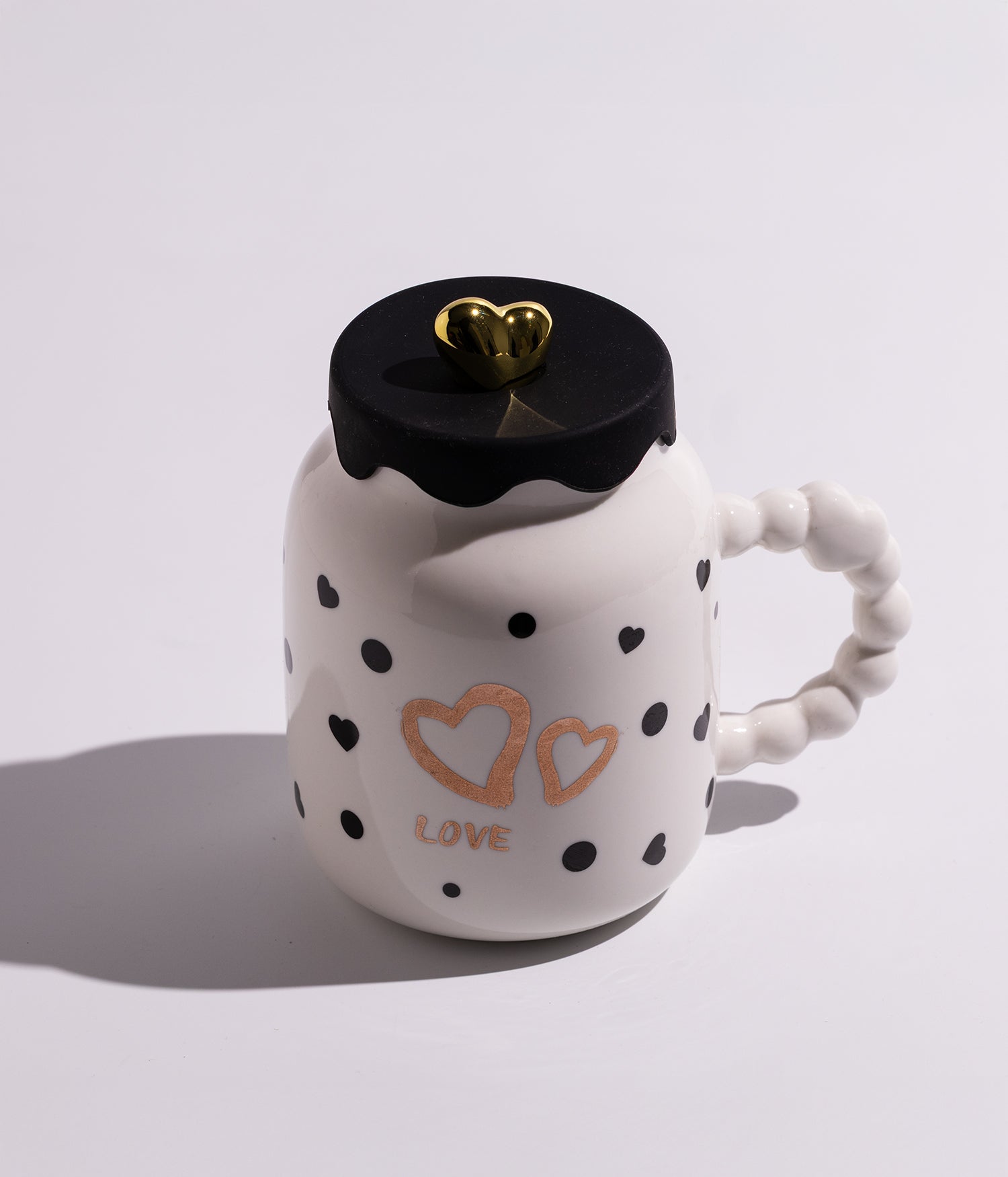 كوب سيراميك بتصميم قلوب مع غطاء محكم الاغلاق