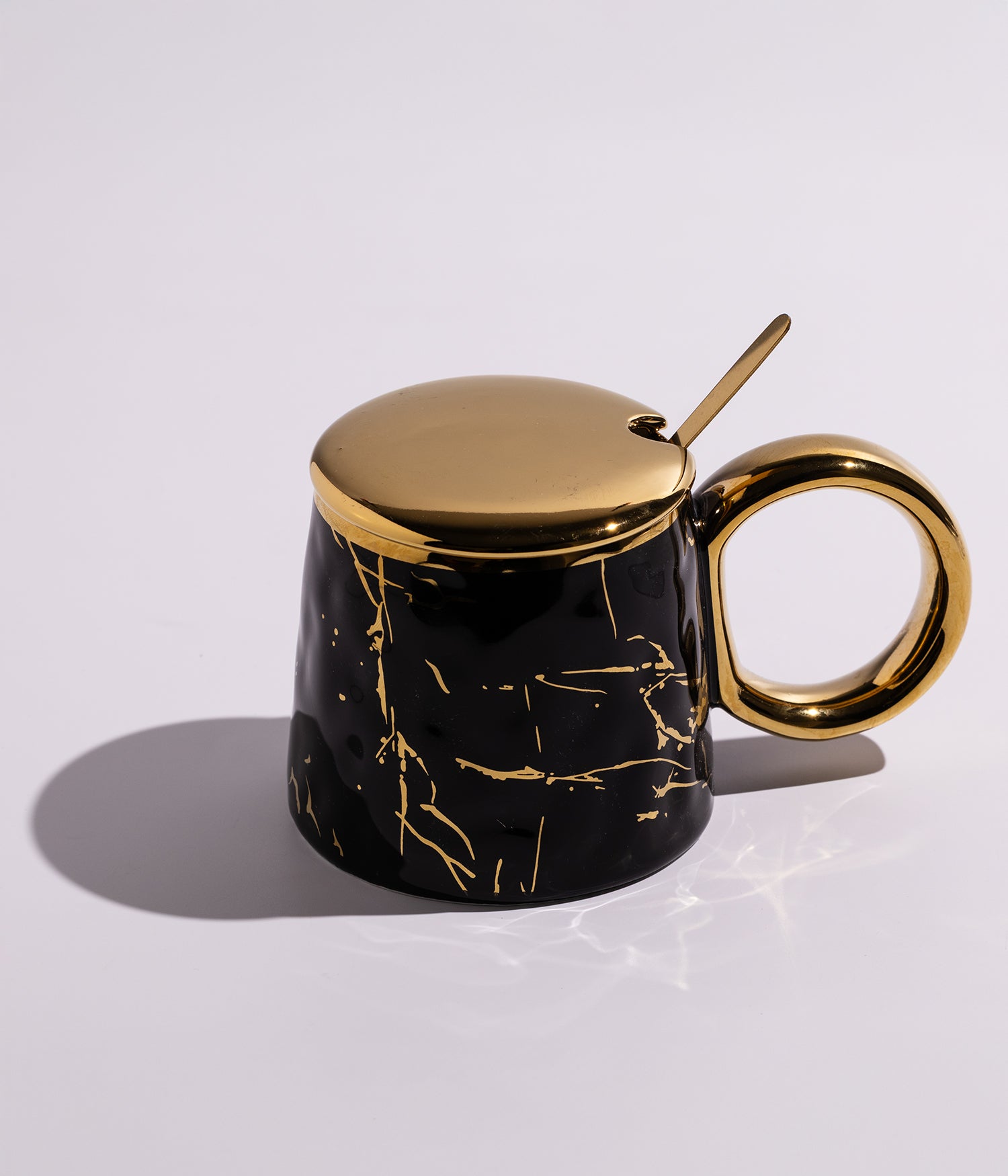 كوب سيراميك بتصميم خطوط ذهبية مع غطاء وملعقة